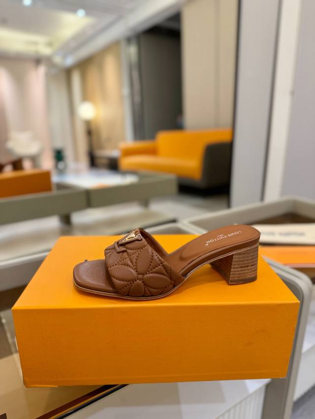 价格P： 代购级 、Louis Vuitton 2025 款官网系列拖鞋！完美楦型、Lv最新电绣纹工艺、更显优雅气质、上脚舒适好看、女人味十足、时尚百搭、新原版