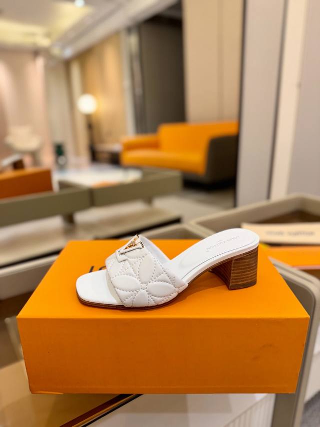价格P： 代购级 、Louis Vuitton 2025 款官网系列拖鞋！完美楦型、Lv最新电绣纹工艺、更显优雅气质、上脚舒适好看、女人味十足、时尚百搭、新原版