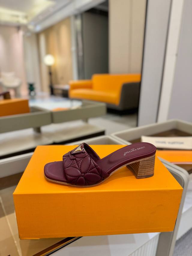 价格P： 代购级 、Louis Vuitton 2025 款官网系列拖鞋！完美楦型、Lv最新电绣纹工艺、更显优雅气质、上脚舒适好看、女人味十足、时尚百搭、新原版