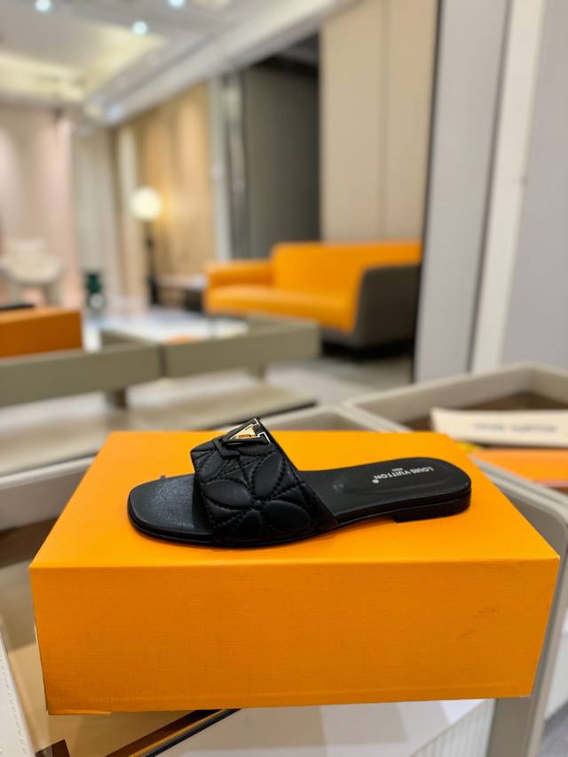 价格P： 代购级 、Louis Vuitton 2025 款官网系列拖鞋！完美楦型、Lv最新电绣纹工艺、更显优雅气质、上脚舒适好看、女人味十足、时尚百搭、新原版