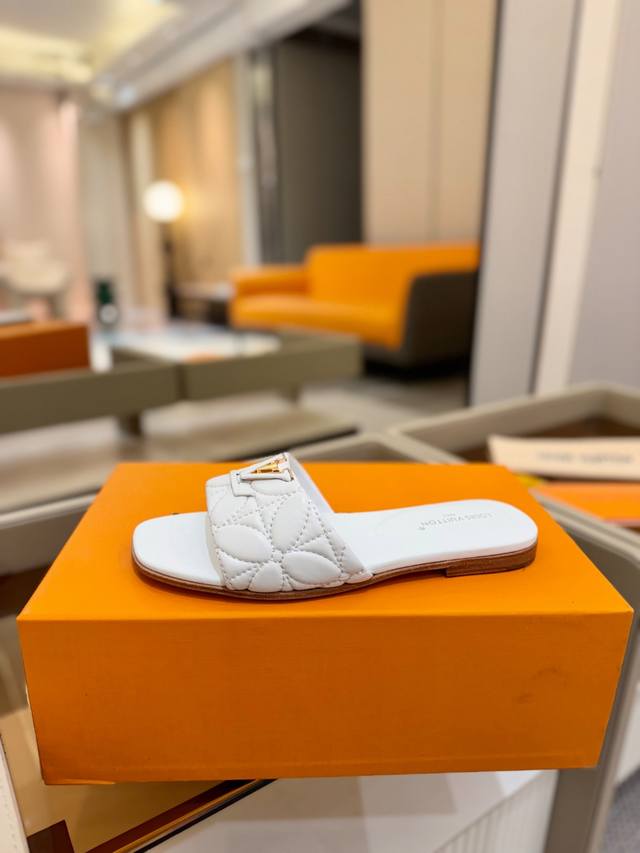 价格P： 代购级 、Louis Vuitton 2025 款官网系列拖鞋！完美楦型、Lv最新电绣纹工艺、更显优雅气质、上脚舒适好看、女人味十足、时尚百搭、新原版
