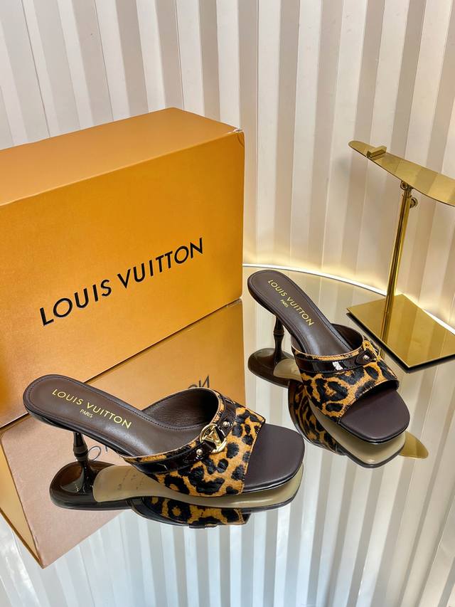 顶级版本Lv 驴家 新款花豹纹马毛凉鞋拖 很少做Lv家的单品 但是这双小猫跟我真的是没法拒绝啊！原版购入 用心开发 鞋跟都是开模定制 豹纹花斑点马毛搭配，也太出
