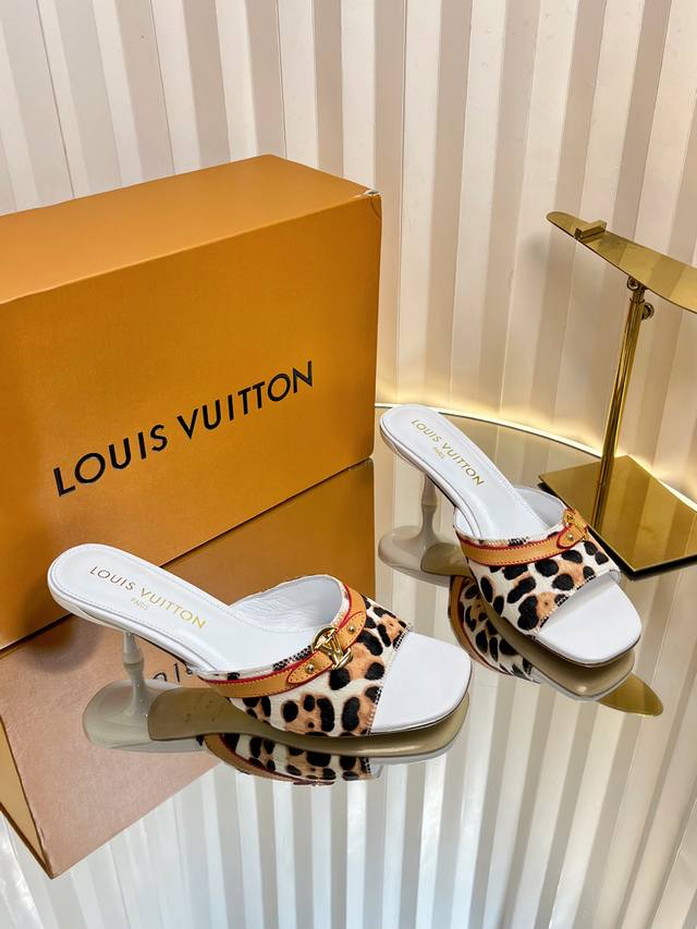 顶级版本Lv 驴家 新款花豹纹马毛凉鞋拖 很少做Lv家的单品 但是这双小猫跟我真的是没法拒绝啊！原版购入 用心开发 鞋跟都是开模定制 豹纹花斑点马毛搭配，也太出