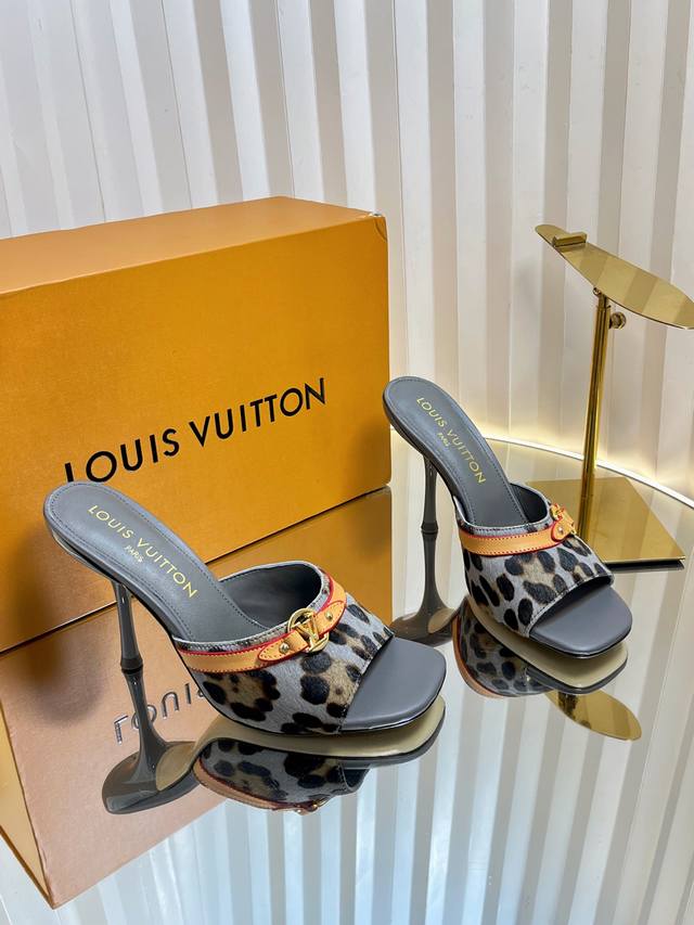 顶级版本Lv 驴家 新款花豹纹马毛凉鞋拖 很少做Lv家的单品 但是这双小猫跟我真的是没法拒绝啊！原版购入 用心开发 鞋跟都是开模定制 豹纹花斑点马毛搭配，也太出