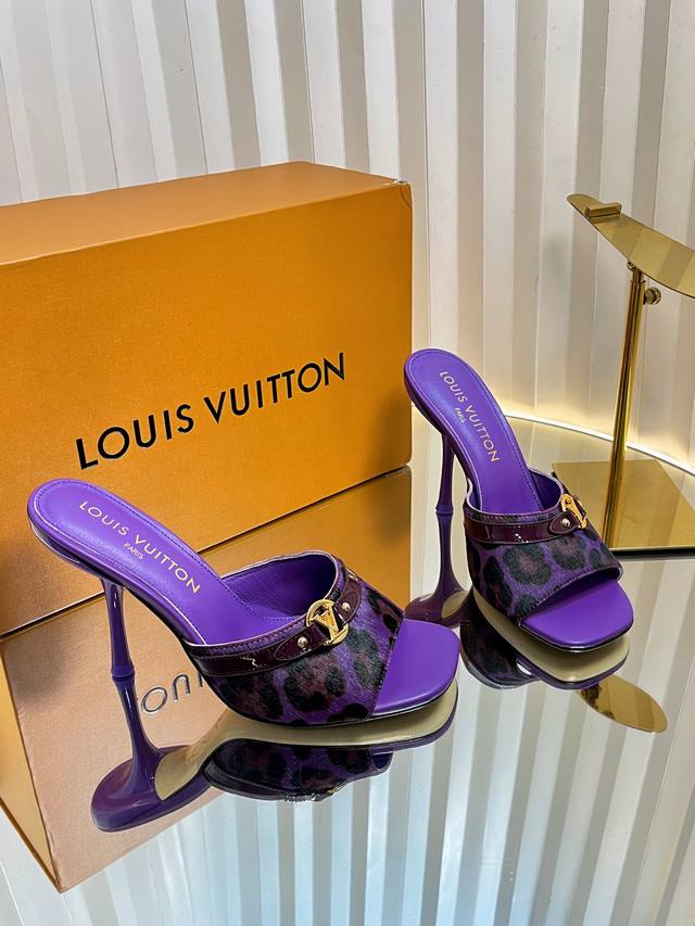 顶级版本Lv 驴家 新款花豹纹马毛凉鞋拖 很少做Lv家的单品 但是这双小猫跟我真的是没法拒绝啊！原版购入 用心开发 鞋跟都是开模定制 豹纹花斑点马毛搭配，也太出