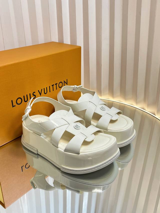 Louis Vuitton 路易威登 Maya Flatform 凉鞋 本款 Maya Flatform 凉鞋选用光滑牛皮革，令宽幅鞋带穿梭于皮革鞋舌之间，再以