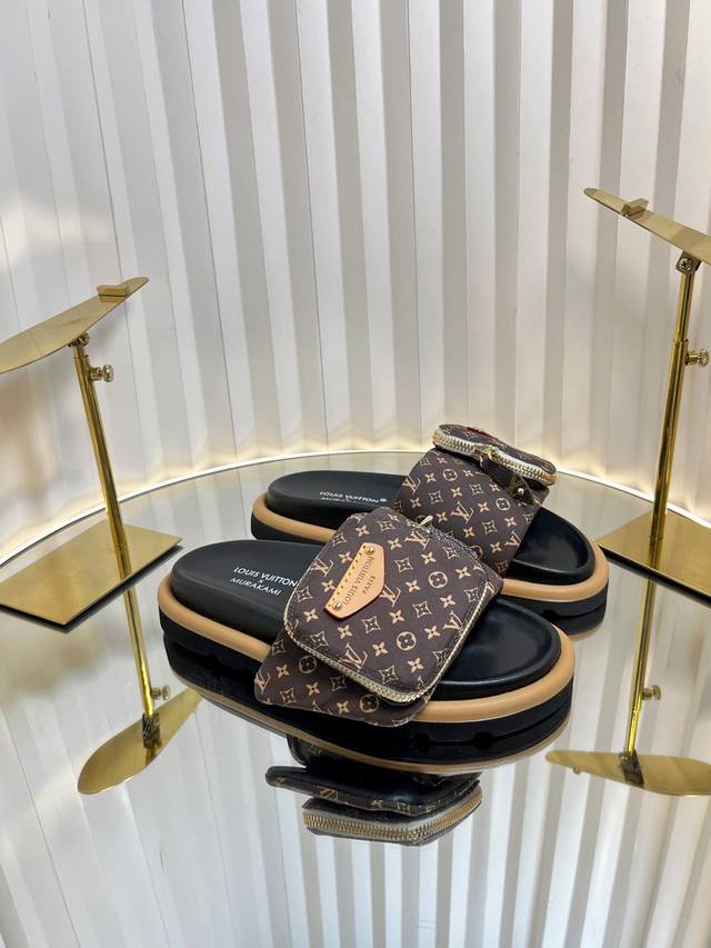 Lv 2025爆款 浮雕Logo 压花 凉拖鞋 Pool Pillow Comfort 平底凉拖取材科技织物 以高频压印技术重绎 Monogram 图案 柔软加