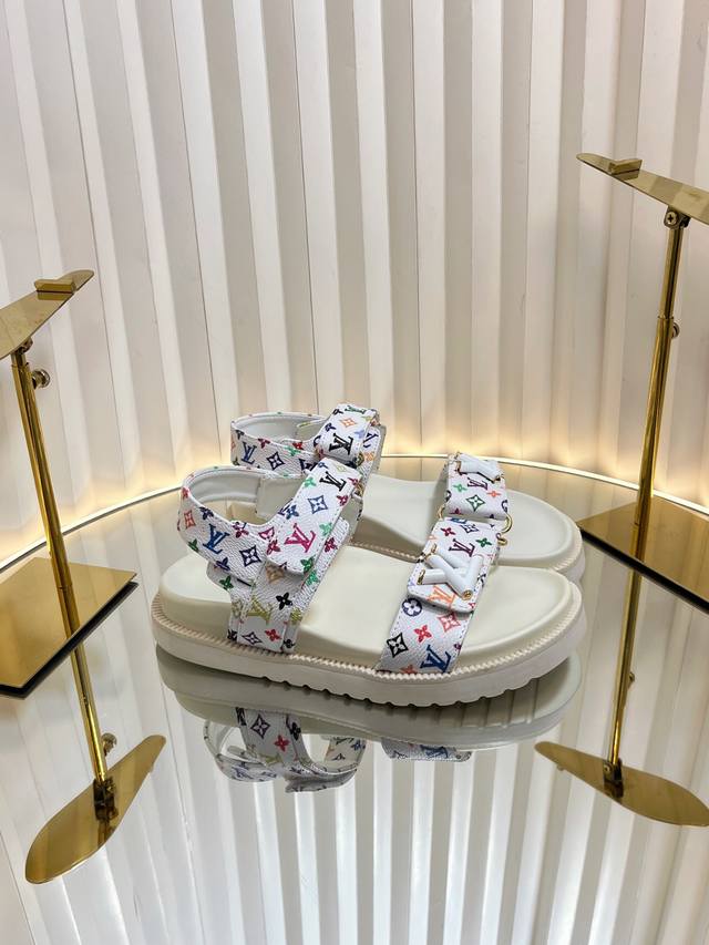 Lv 路易威登 春夏新品 最新走秀款厚底凉鞋 香港原版购入一比一开模 今年的款式比去年增加了新原素 显得更为大牌 皮面 老花料 丹宁布印花 内里垫脚全羊皮 原版