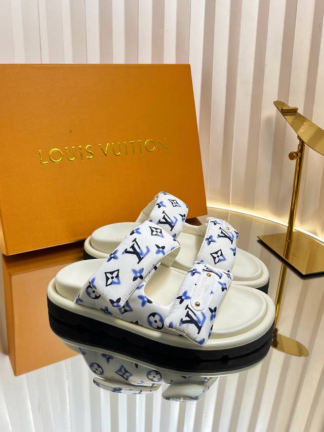 Lv胖乎乎性感拖鞋 情侣款 Louis Vuitton Lv 25Ss早春 情侣款 勃肯拖鞋 可可爱爱、脚感简直不要太好 侧面Logo扣点睛之笔 简约又高级 露