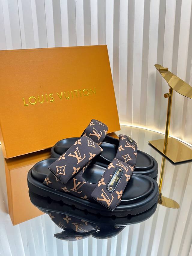 Lv胖乎乎性感拖鞋 情侣款 Louis Vuitton Lv 25Ss早春 情侣款 勃肯拖鞋 可可爱爱、脚感简直不要太好 侧面Logo扣点睛之笔 简约又高级 露
