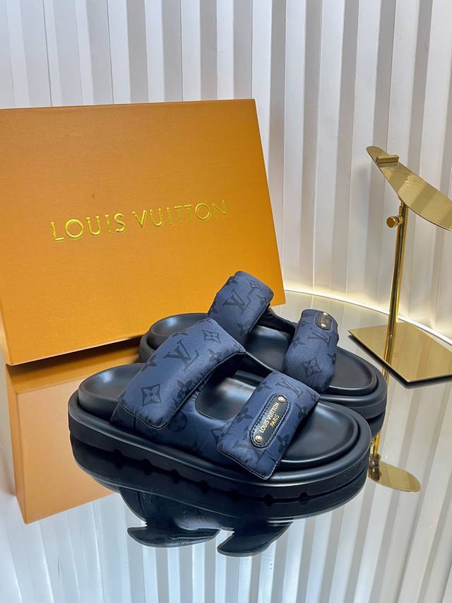Lv胖乎乎性感拖鞋 情侣款 Louis Vuitton Lv 25Ss早春 情侣款 勃肯拖鞋 可可爱爱、脚感简直不要太好 侧面Logo扣点睛之笔 简约又高级 露