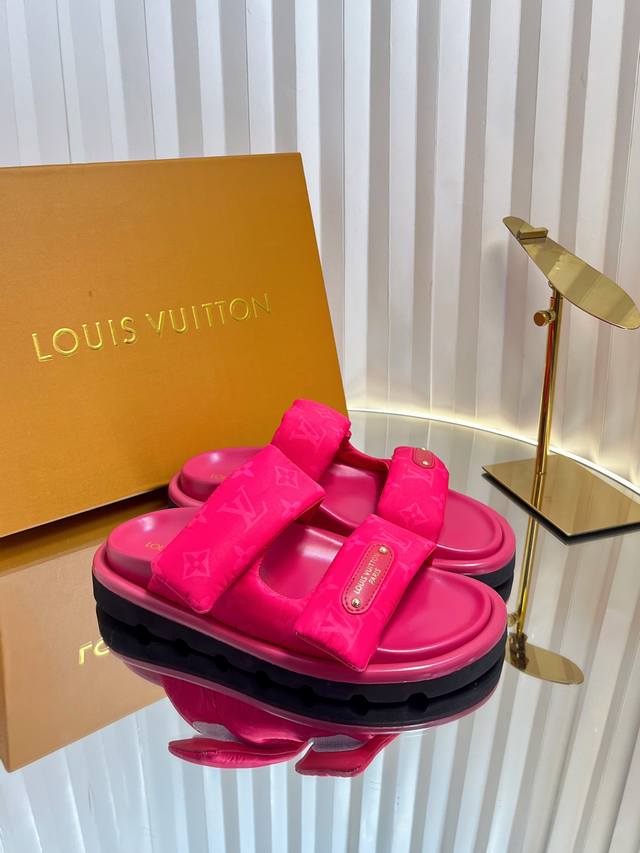 Lv胖乎乎性感拖鞋 情侣款 Louis Vuitton Lv 25Ss早春 情侣款 勃肯拖鞋 可可爱爱、脚感简直不要太好 侧面Logo扣点睛之笔 简约又高级 露