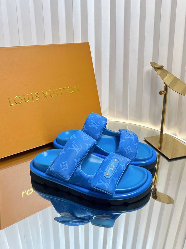 Lv胖乎乎性感拖鞋 情侣款 Louis Vuitton Lv 25Ss早春 情侣款 勃肯拖鞋 可可爱爱、脚感简直不要太好 侧面Logo扣点睛之笔 简约又高级 露