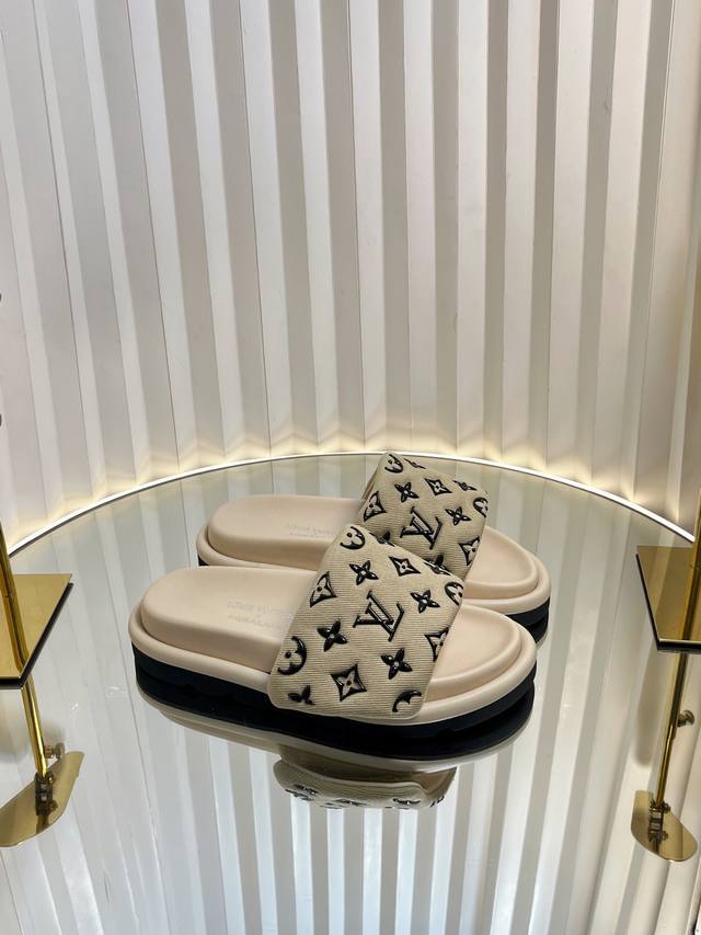 Lv 2025爆款 浮雕Logo 压花 凉拖鞋 Pool Pillow Comfort 平底凉拖取材科技织物 以高频压印技术重绎 Monogram 图案 柔软加