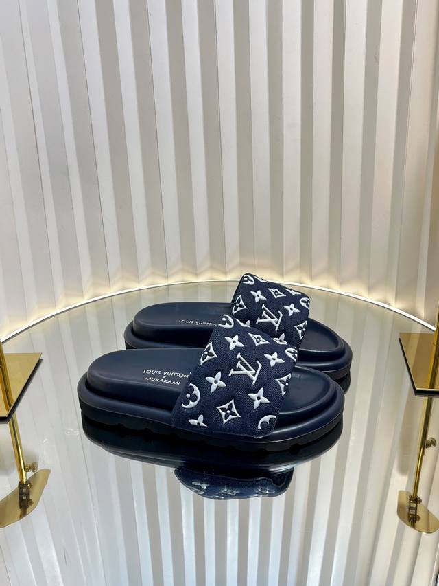 Lv 2025爆款 浮雕Logo 压花 凉拖鞋 Pool Pillow Comfort 平底凉拖取材科技织物 以高频压印技术重绎 Monogram 图案 柔软加