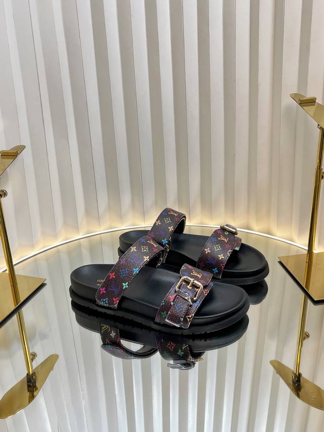 Lv 路易威登 春夏新品 最新走秀款厚底凉鞋 香港原版购入一比一开模 今年的款式比去年增加了新原素 显得更为大牌 皮面 老花料 丹宁布印花 内里垫脚全羊皮 原版