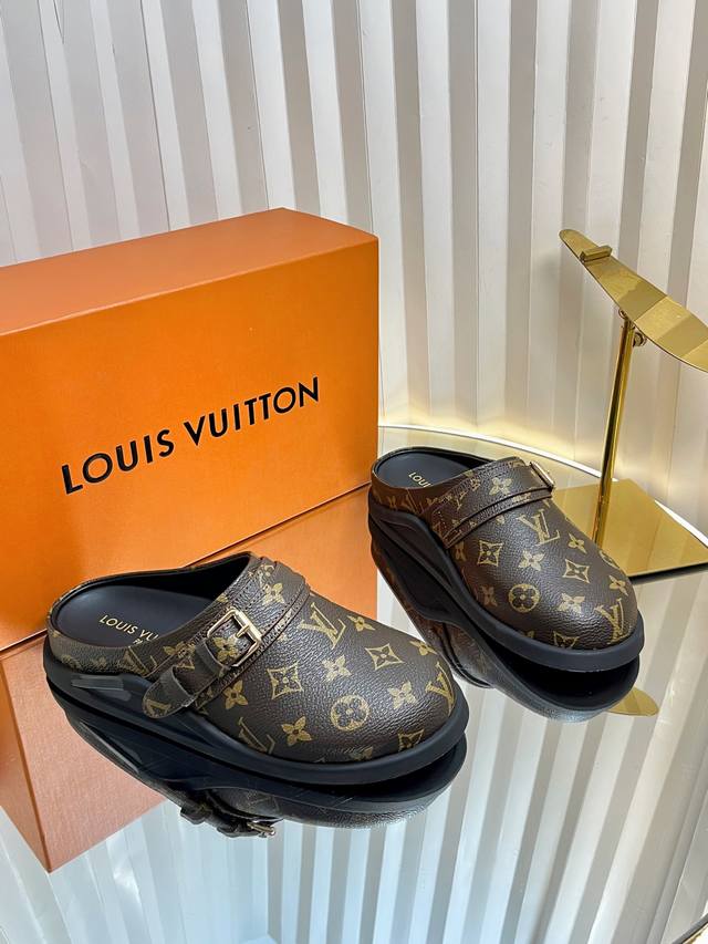 出厂： 顶级版本 Louis Vuitton路易威登 Lv包头拖鞋驴牌 半拖穆勒鞋 春夏最新爆款系列 情侣款老花凉拖 高级慵懒风，百看不厌款、时尚度拉满！细节用