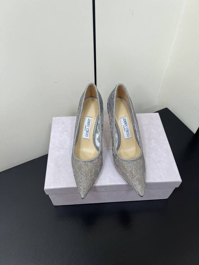 Jimmychoo｜吉米周经典网纱高跟鞋系列 Jc家的鞋子众所周知都是无一例外的仙女美 尤其是这款细闪亮片点缀 独家纯手工工艺 耗时耗力 网纱若隐若现 透露着些