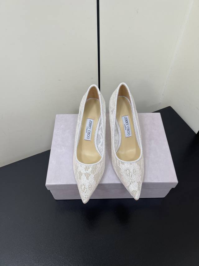Jimmychoo｜吉米周经典网纱高跟鞋系列 Jc家的鞋子众所周知都是无一例外的仙女美 尤其是这款细闪亮片点缀 独家纯手工工艺 耗时耗力 网纱若隐若现 透露着些