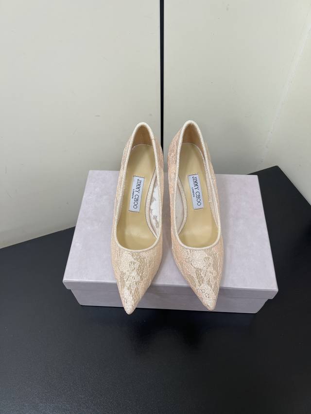 Jimmychoo｜吉米周经典网纱高跟鞋系列 Jc家的鞋子众所周知都是无一例外的仙女美 尤其是这款细闪亮片点缀 独家纯手工工艺 耗时耗力 网纱若隐若现 透露着些