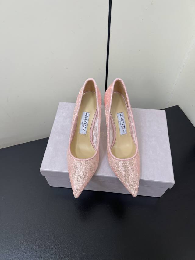Jimmychoo｜吉米周经典网纱高跟鞋系列 Jc家的鞋子众所周知都是无一例外的仙女美 尤其是这款细闪亮片点缀 独家纯手工工艺 耗时耗力 网纱若隐若现 透露着些