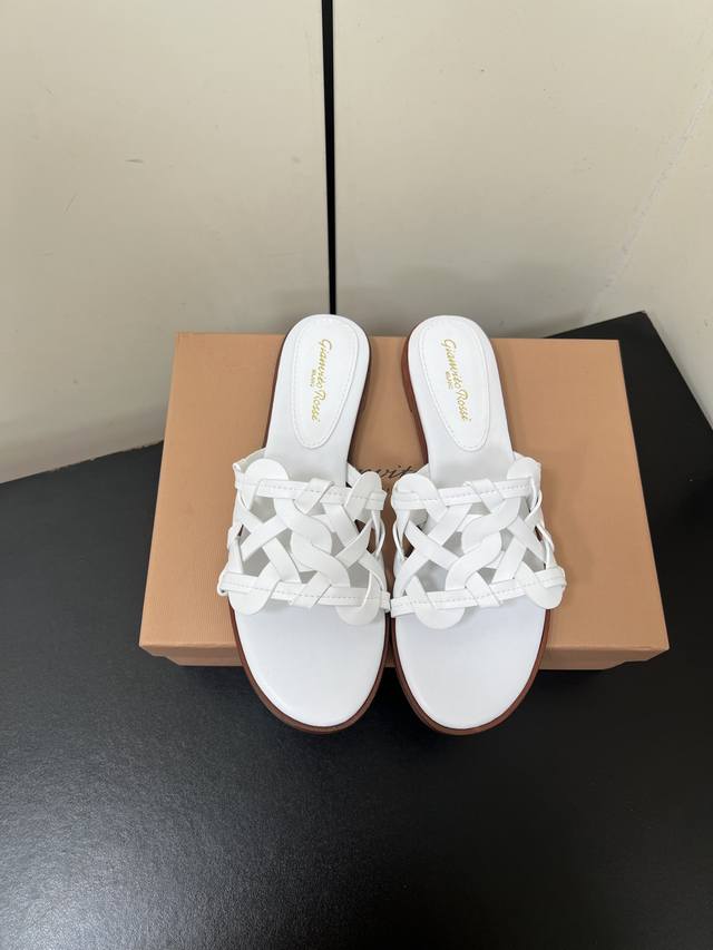 Gianvito Rossi25S春夏新款 清凉款夏日海边编织拖鞋凉拖 炎热的夏日让我开始幻想在夜晚微凉的海边行走了～手工精致编织的鞋面搭配上超软和的牛皮垫脚内