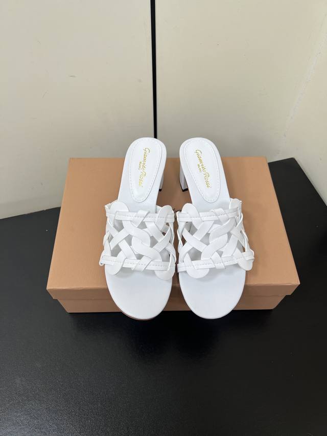 Gianvito Rossi25S春夏新款 清凉款夏日海边编织拖鞋凉拖 炎热的夏日让我开始幻想在夜晚微凉的海边行走了～手工精致编织的鞋面搭配上超软和的牛皮垫脚内