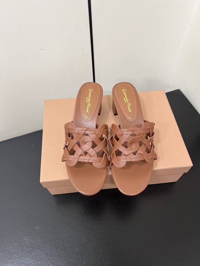 Gianvito Rossi25S春夏新款 清凉款夏日海边编织拖鞋凉拖 炎热的夏日让我开始幻想在夜晚微凉的海边行走了～手工精致编织的鞋面搭配上超软和的牛皮垫脚内