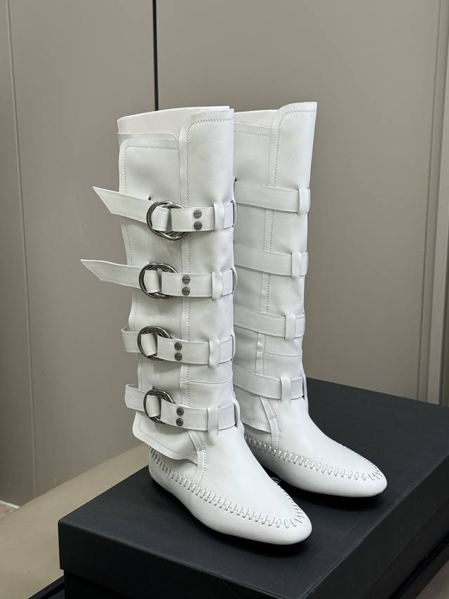 Anndemeulemeester 25秋冬靴款 太飒了吧，非常重工的细节设计，小牛皮的质感也超赞！ 搭扣设计对不同腿形包容度也很好！ 随便怎么搭都很辣啊 Si