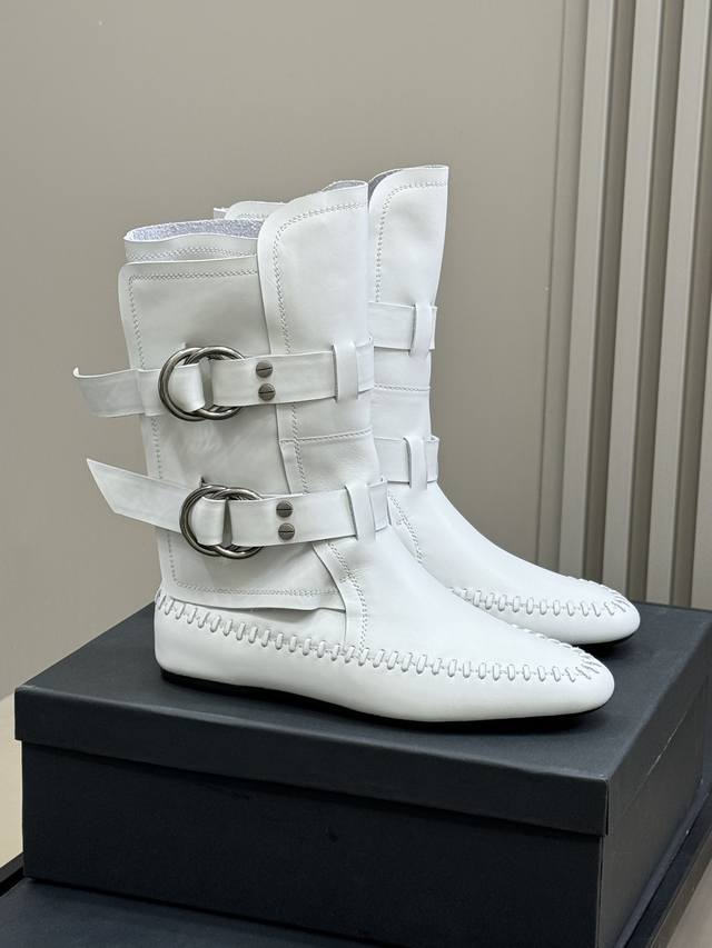 Anndemeulemeester 25秋冬靴款 太飒了吧，非常重工的细节设计，小牛皮的质感也超赞！ 搭扣设计对不同腿形包容度也很好！ 随便怎么搭都很辣啊 Si