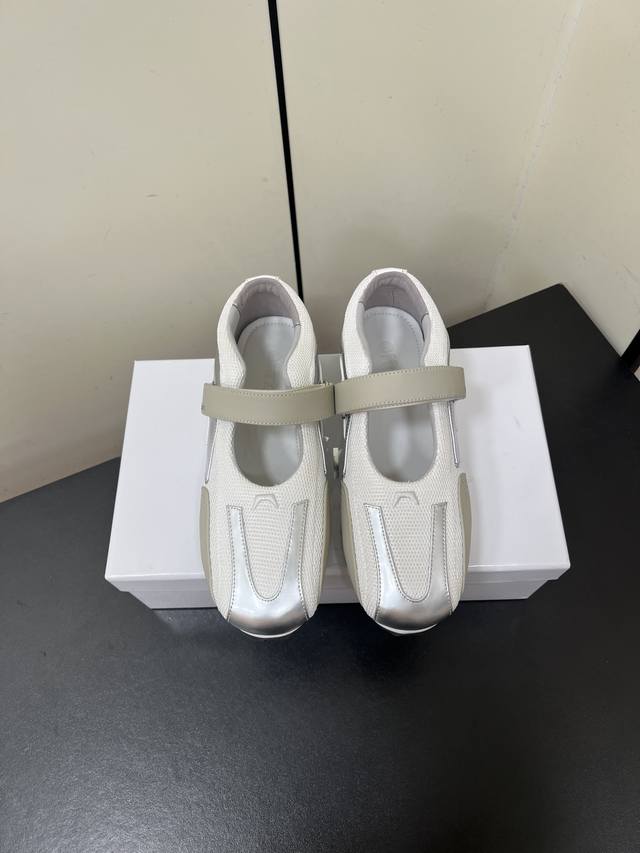 Offnen 25Aw 玛丽珍运动鞋 Suivi意为芭蕾舞中的碎步动作，以芭蕾舞鞋为蓝本，凭借现代材质与工艺制作出轻巧充盈的全新Ballerina. Offne