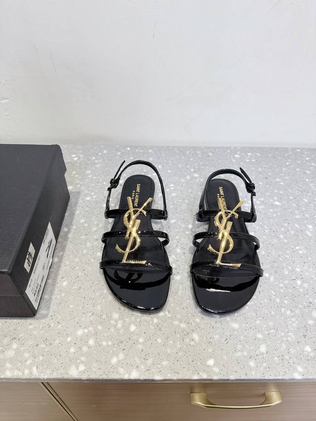 Saint Laurent 圣罗兰 25Ss春夏新款 平底 凉鞋 超级超级无敌火爆的一个款这款我们家每个版面的五金扣都要开模定制 简直完美到爆、而且上脚效果非常