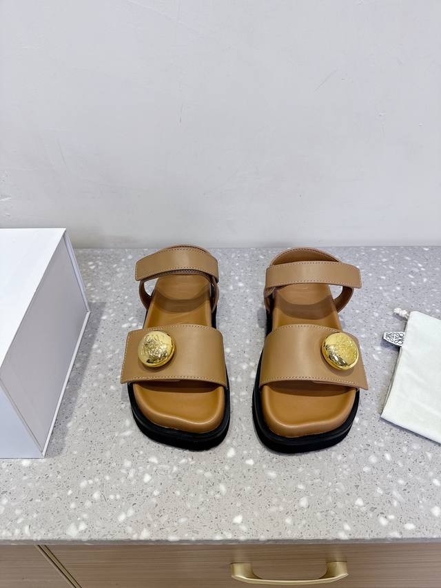 Loewe 罗意威 25Sz春夏新款 魔术贴 凉鞋 夏季最常穿的凉鞋，没它根本不行！ 大大凹凸的鞋头，呆萌可爱，复古随性不挑人 关键的是脚感羊皮材质，舒适度极高