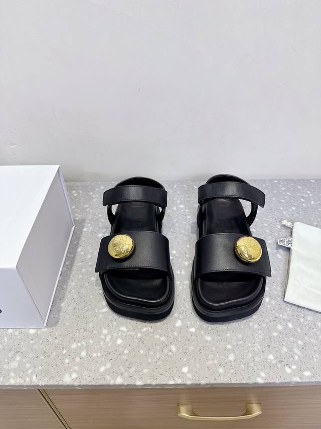 Loewe 罗意威 25Sz春夏新款 魔术贴 凉鞋 夏季最常穿的凉鞋，没它根本不行！ 大大凹凸的鞋头，呆萌可爱，复古随性不挑人 关键的是脚感羊皮材质，舒适度极高
