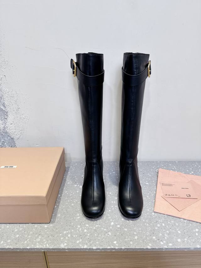 Miumiu 缪缪 25Ss秋冬新款 复古 粗跟 长靴 走秀款从高定秀款就一直备受关注的靴子切尔西靴 不过膝长靴太太太好看了 马上拿下！太美了 赶紧早穿早享受