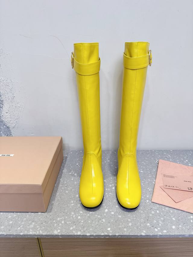 Miumiu 缪缪 25Ss秋冬新款 复古 粗跟 长靴 走秀款从高定秀款就一直备受关注的靴子切尔西靴 不过膝长靴太太太好看了 马上拿下！太美了 赶紧早穿早享受