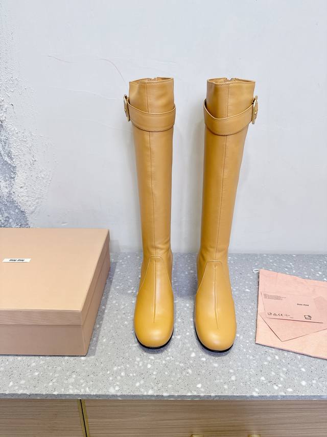 Miumiu 缪缪 25Ss秋冬新款 复古 粗跟 长靴 走秀款从高定秀款就一直备受关注的靴子切尔西靴 不过膝长靴太太太好看了 马上拿下！太美了 赶紧早穿早享受
