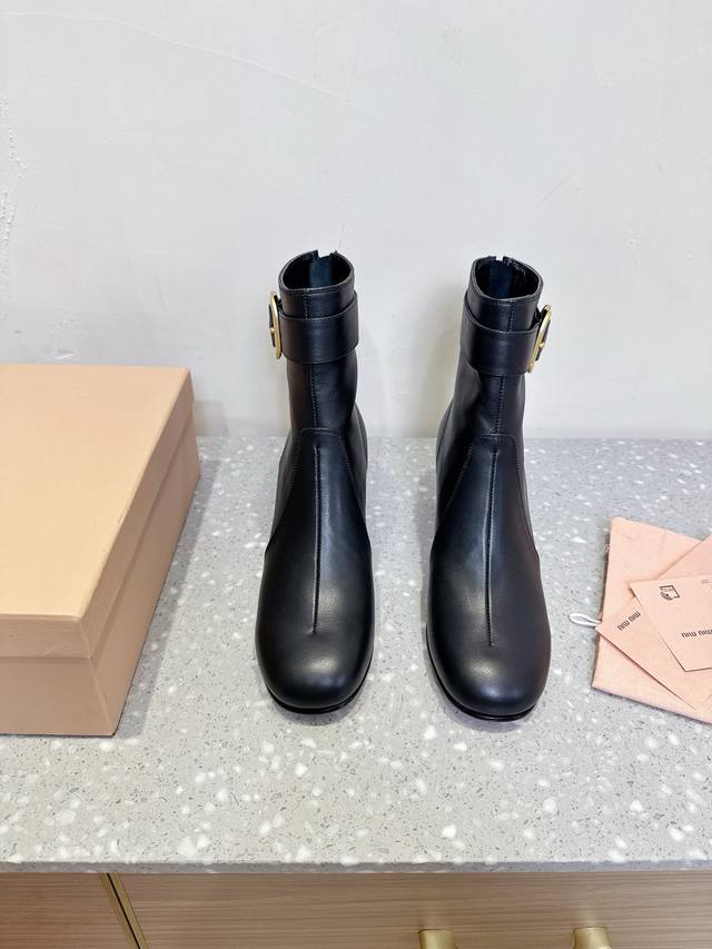 Miumiu 缪缪 25Ss秋冬新款 复古 粗跟 短靴 走秀款从高定秀款就一直备受关注的靴子切尔西靴 不过膝长靴太太太好看了 马上拿下！太美了 赶紧早穿早享受