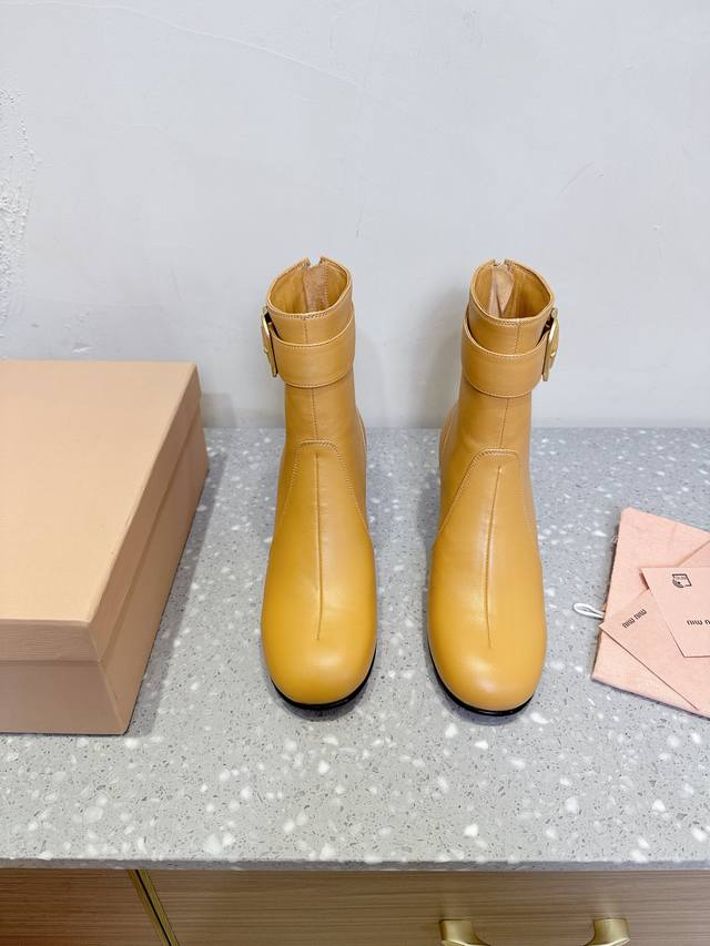 Miumiu 缪缪 25Ss秋冬新款 复古 粗跟 短靴 走秀款从高定秀款就一直备受关注的靴子切尔西靴 不过膝长靴太太太好看了 马上拿下！太美了 赶紧早穿早享受