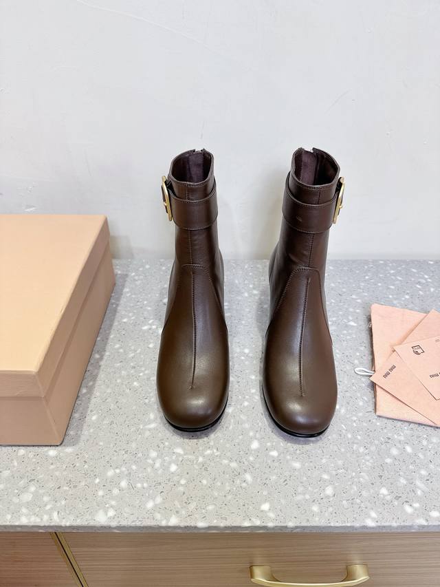 Miumiu 缪缪 25Ss秋冬新款 复古 粗跟 短靴 走秀款从高定秀款就一直备受关注的靴子切尔西靴 不过膝长靴太太太好看了 马上拿下！太美了 赶紧早穿早享受