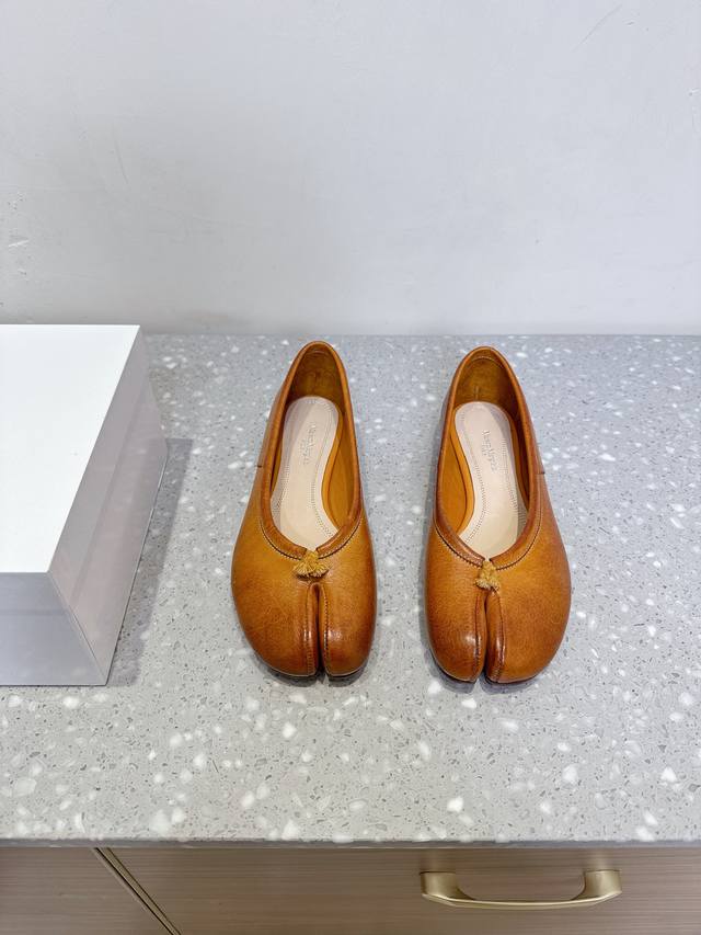 东莞货 配飞机盒包装 Maison Margiela Mm6马吉拉 25Ss春夏新款 马皮水洗 分趾鞋 Tabi分趾鞋 芭蕾舞鞋 原版开模双层真皮鞋底 原版套楦