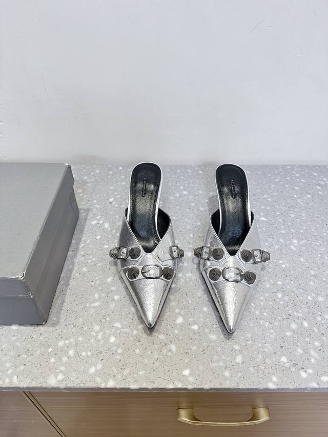 Balenciaga 巴黎世家 25Ss春夏新款 新金属铆钉 高跟 尖头 拖鞋 这Agole凉鞋鞋型是淑女拖鞋上面的铆钉又超级朋克街头简直太别致了 Ins爆款
