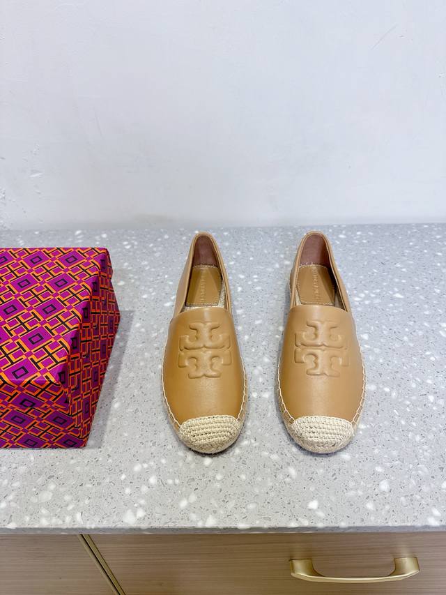 东莞纯原 Tory Burch 汤丽柏琦 Tb 渔夫 单鞋 这鞋不是市场上那些通货能比，原版开模，带有半码的1:1高货，鞋面采用进口头层羊皮，这年头这种货特别难