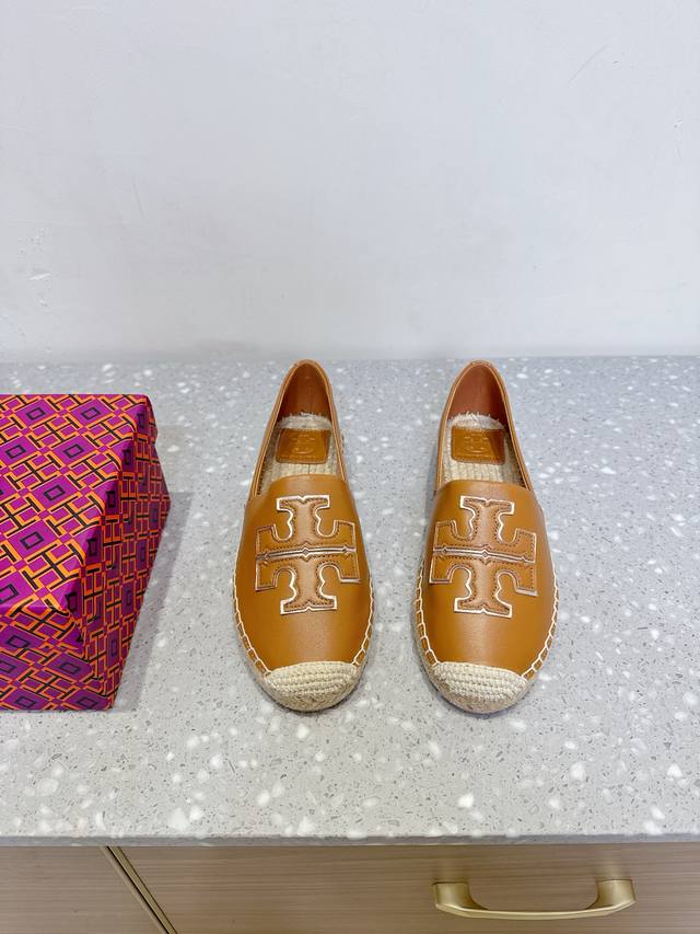 东莞纯原 Tory Burch 汤丽柏琦 Tb 渔夫 单鞋 这鞋不是市场上那些通货能比，原版开模，带有半码的1:1高货，鞋面采用进口头层羊皮，这年头这种货特别难