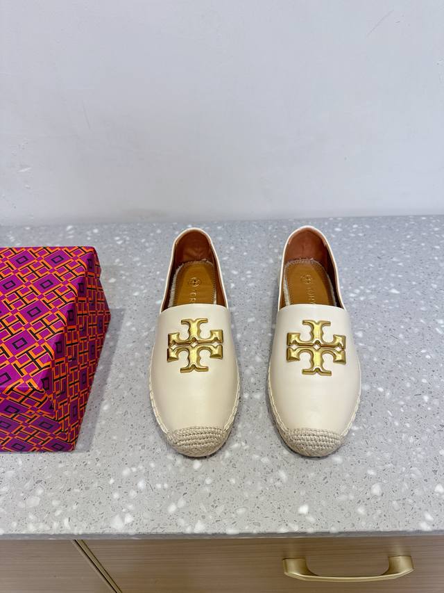 东莞纯原 Tory Burch 汤丽柏琦 Tb 渔夫 单鞋 这鞋不是市场上那些通货能比，原版开模，带有半码的1:1高货，鞋面采用进口头层羊皮，这年头这种货特别难