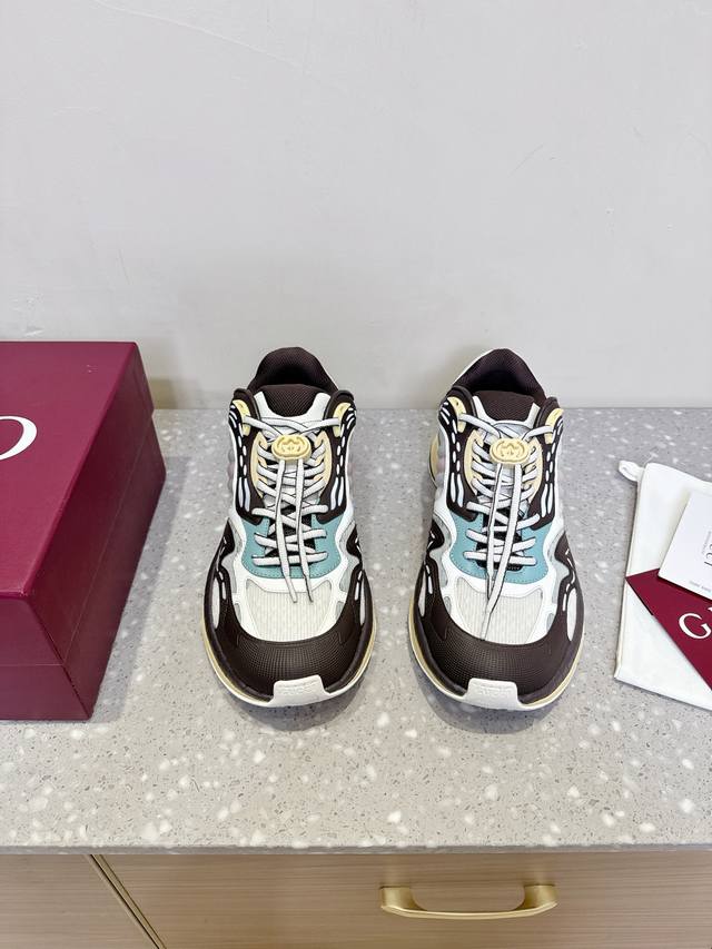 Gucci 古驰 25Ss爆款新款 情侣款 复古 运动鞋 老爹鞋 这款Gucci 2.0焕新演绎品牌标志性条纹织带元素。这款焕新诠释标志性细节，采用Eva厚鞋底