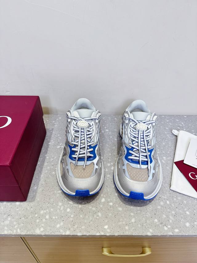 Gucci 古驰 25Ss爆款新款 情侣款 复古 运动鞋 老爹鞋 这款Gucci 2.0焕新演绎品牌标志性条纹织带元素。这款焕新诠释标志性细节，采用Eva厚鞋底