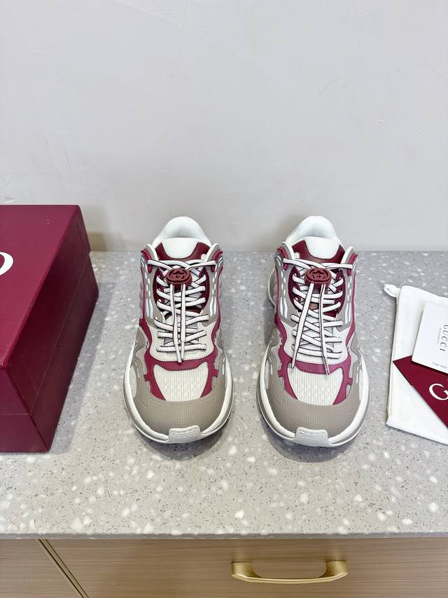 Gucci 古驰 25Ss爆款新款 情侣款 复古 运动鞋 老爹鞋 这款Gucci 2.0焕新演绎品牌标志性条纹织带元素。这款焕新诠释标志性细节，采用Eva厚鞋底