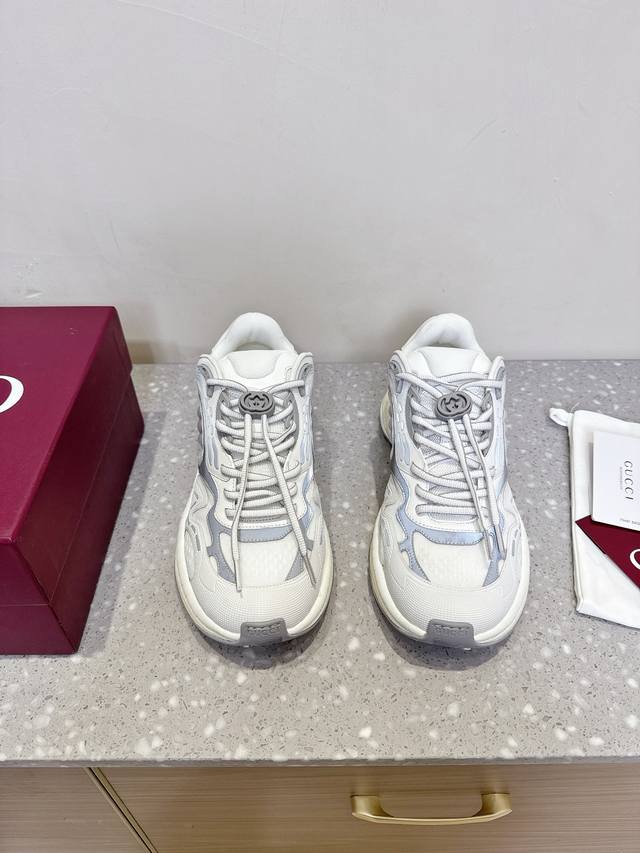 Gucci 古驰 25Ss爆款新款 情侣款 复古 运动鞋 老爹鞋 这款Gucci 2.0焕新演绎品牌标志性条纹织带元素。这款焕新诠释标志性细节，采用Eva厚鞋底