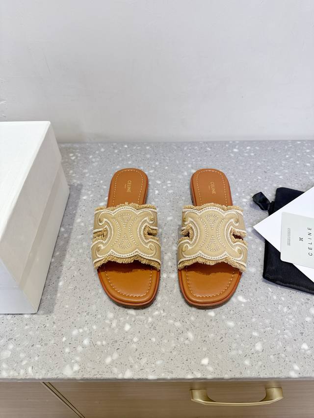 Celine 塞琳 25Ss春夏新款 复古 平底 拖鞋 凯旋门英伦风平底微标拖鞋 简约大气时髦 耐看不过时 是时尚圈永不退潮的经典所在，复古的英伦风格，让你穿出